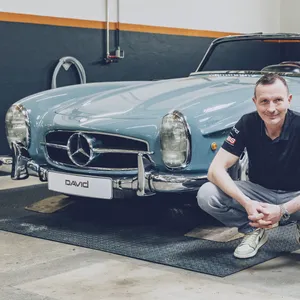 Olaf Bornhöft (49) restauriert den sündhaft teuren Mercedes 300 SL.
