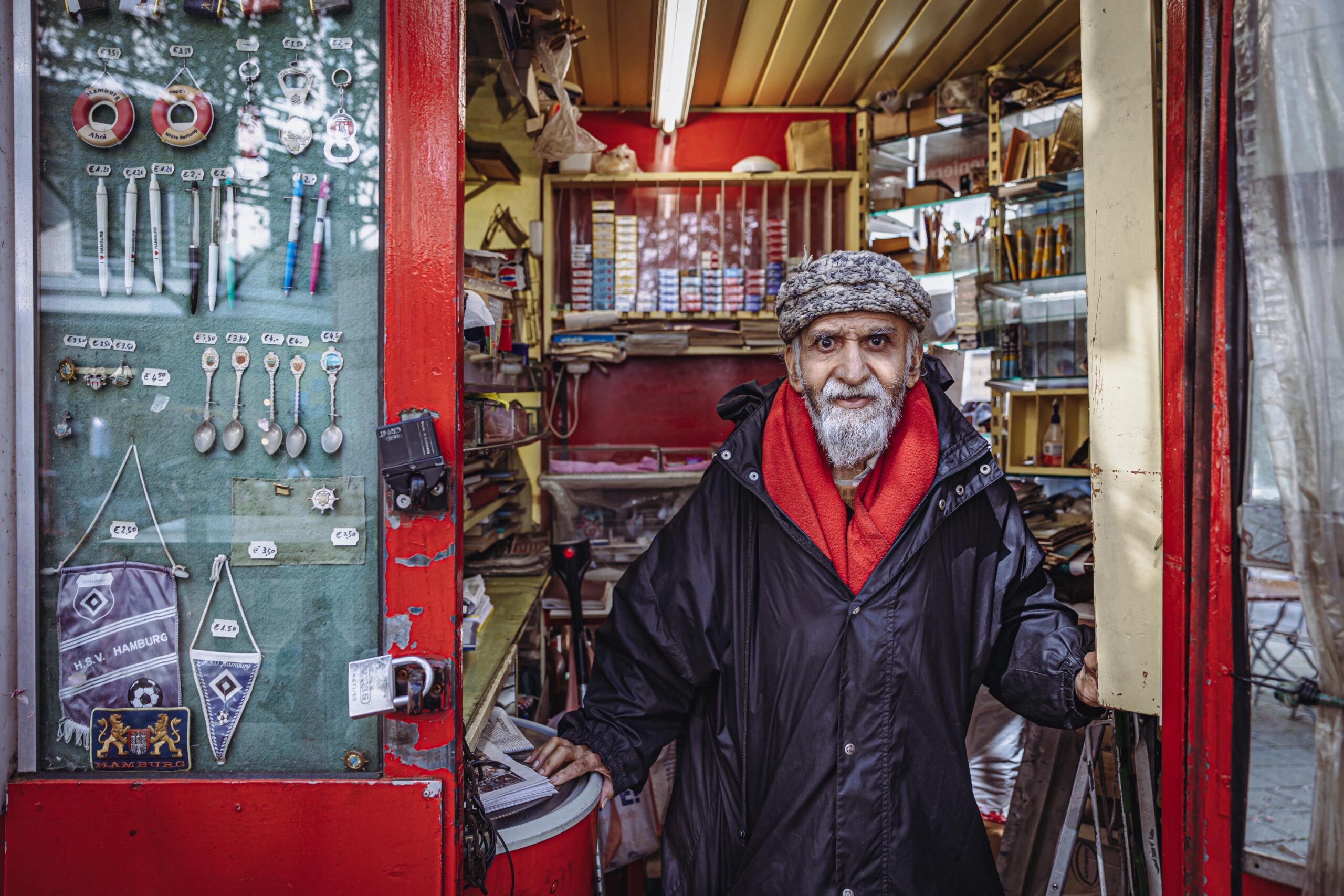 Mohammed S. (80) in seinem Kult-Kiosk an den Colonnaden