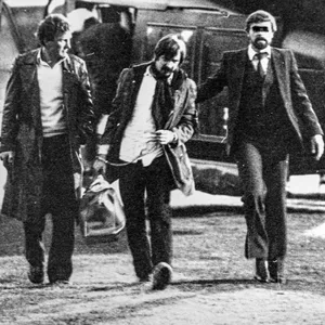 RAF-Terrorist Peter-Jürgen Boock im Schanzenpark von einem MEK-Beamten (l.) und einem Staatsschützer vom Hubschrauber zum Gefangenentransport gebracht.