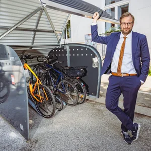 Senator Anjes Tjarks (Grüne) vor einer der neuen Radboxen in der Rutschbahn.
