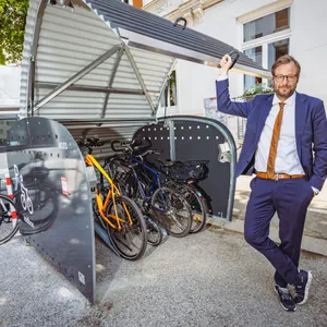 Senator Anjes Tjarks (Grüne) vor einer der neuen Radboxen in der Rutschbahn.