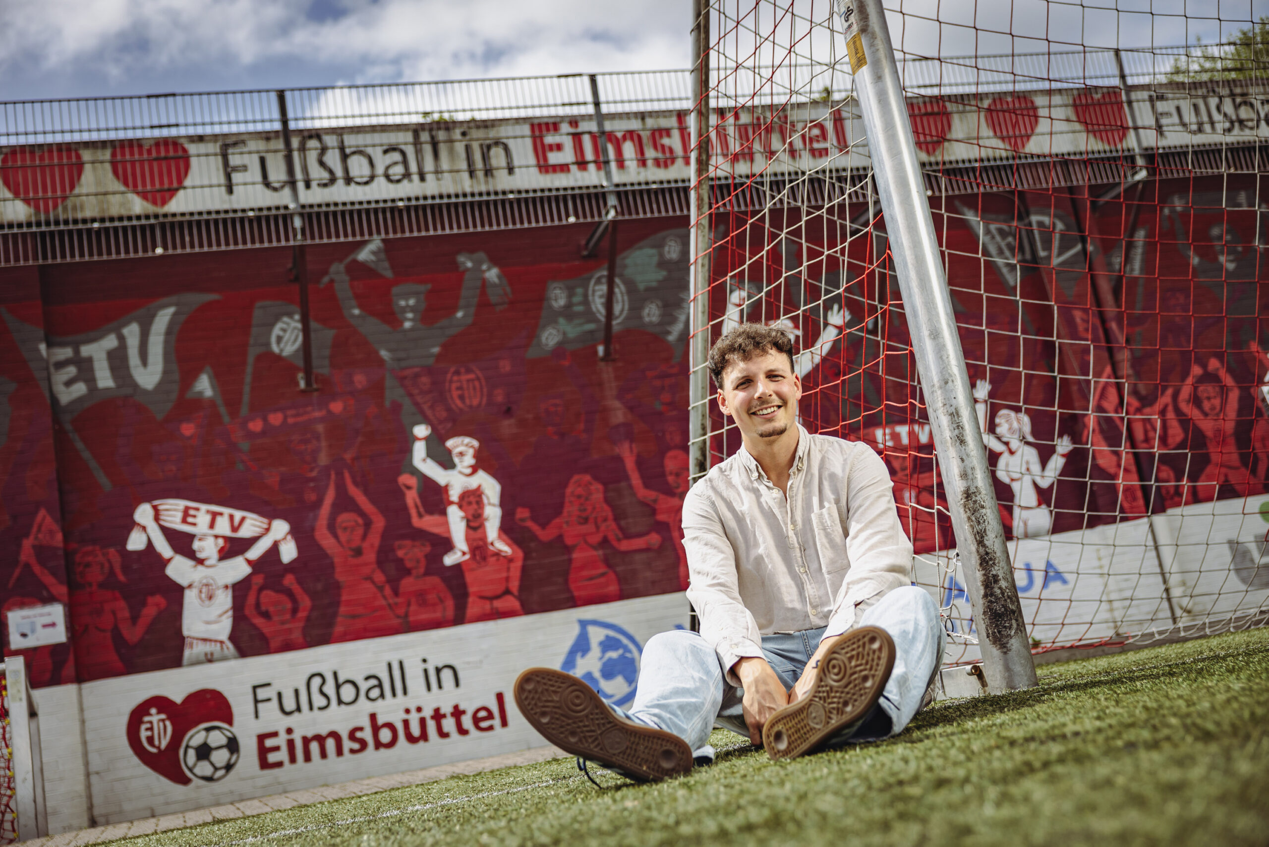 Jasper Hölscher sitzt vor dem Tor im Sportpark Eimsbüttel