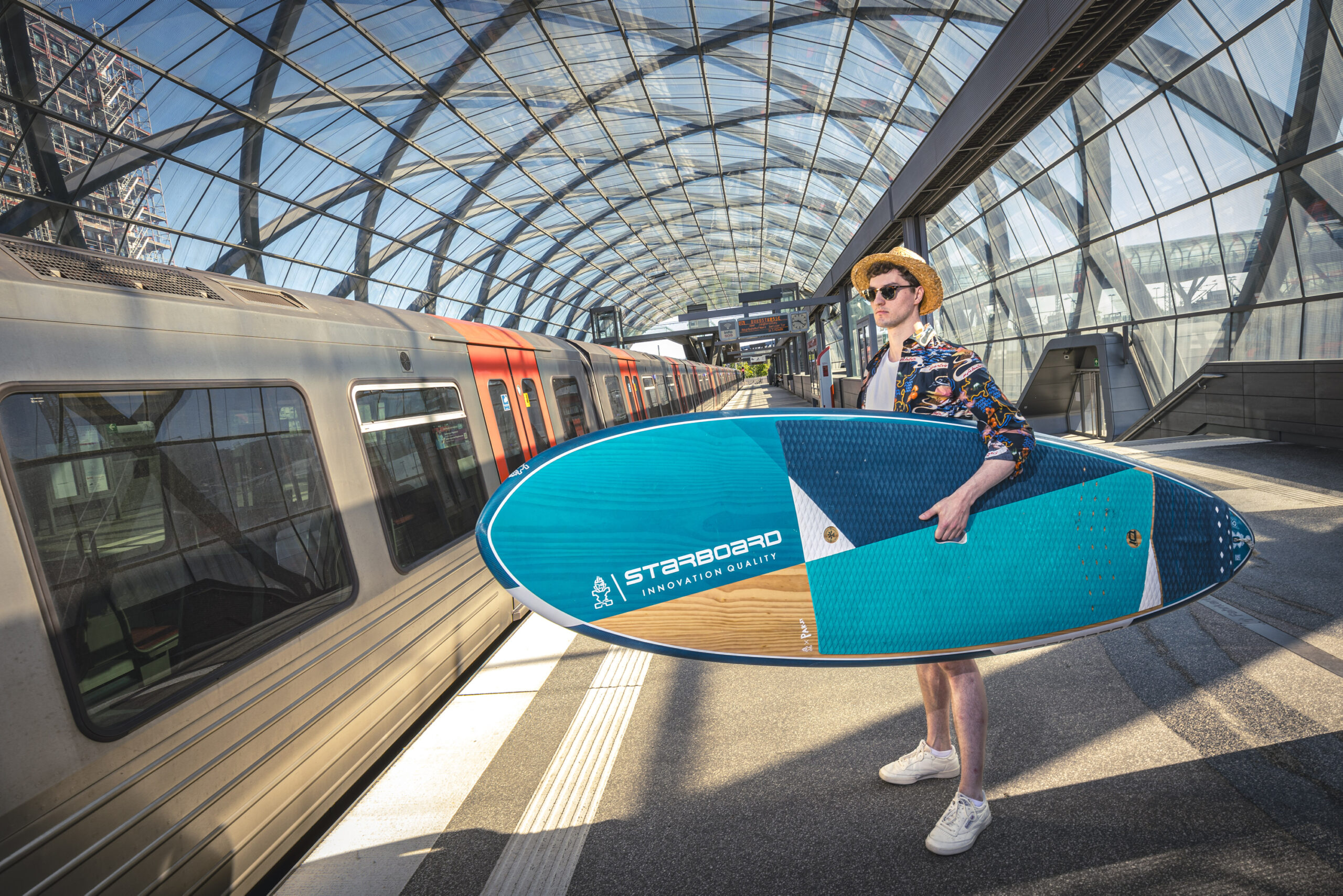 Urlaub kann man auch in Hamburg bestens machen. SUP-Board unter den Arm klemmen und los geht's!