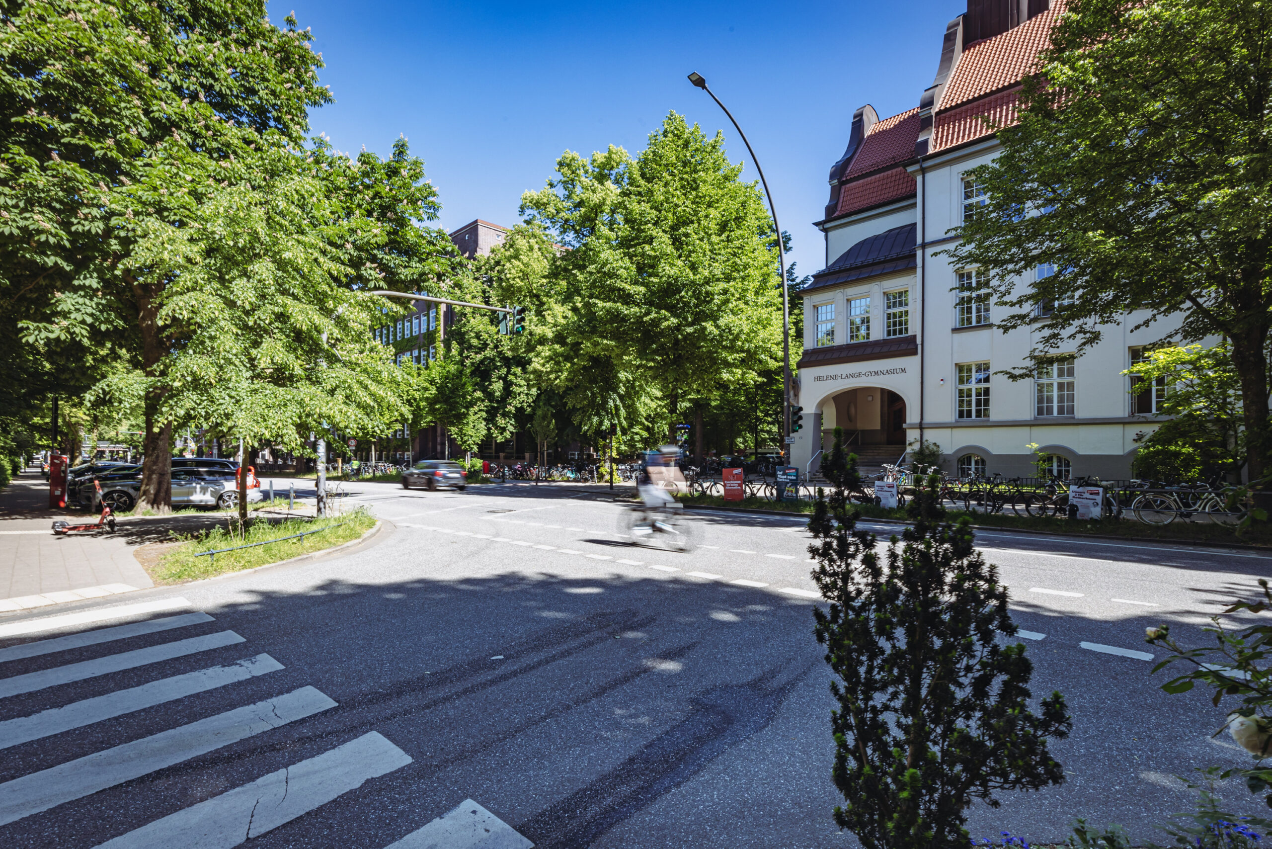 Das Viertel östlich des Isebekkanals ist von vielen Schulen geprägt: Hier die Ida-Ehre-Schule an der Kreuzung Bogenstraße/Gustav-Falke-Straße.