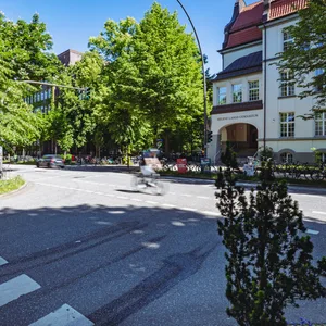 Das Viertel östlich des Isebekkanals ist von vielen Schulen geprägt: Hier die Ida-Ehre-Schule an der Kreuzung Bogenstraße/Gustav-Falke-Straße.