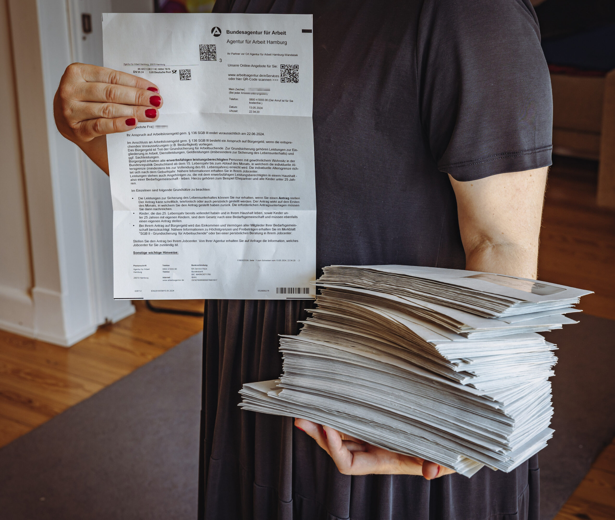 Hält die Briefeflut in Händen: Thea Schneider (40) bekam 206 mal das gleiche Schreiben von der Agentur für Arbeit.