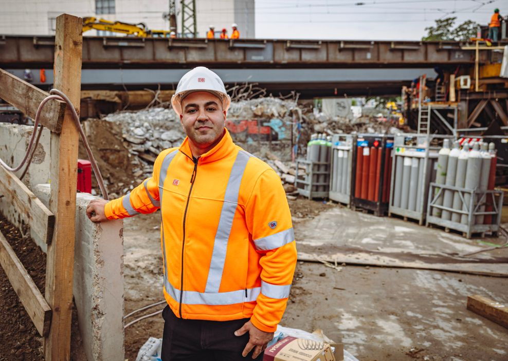 Projektleiter Amir Abzan auf der Brücken-Baustelle an der Alster.