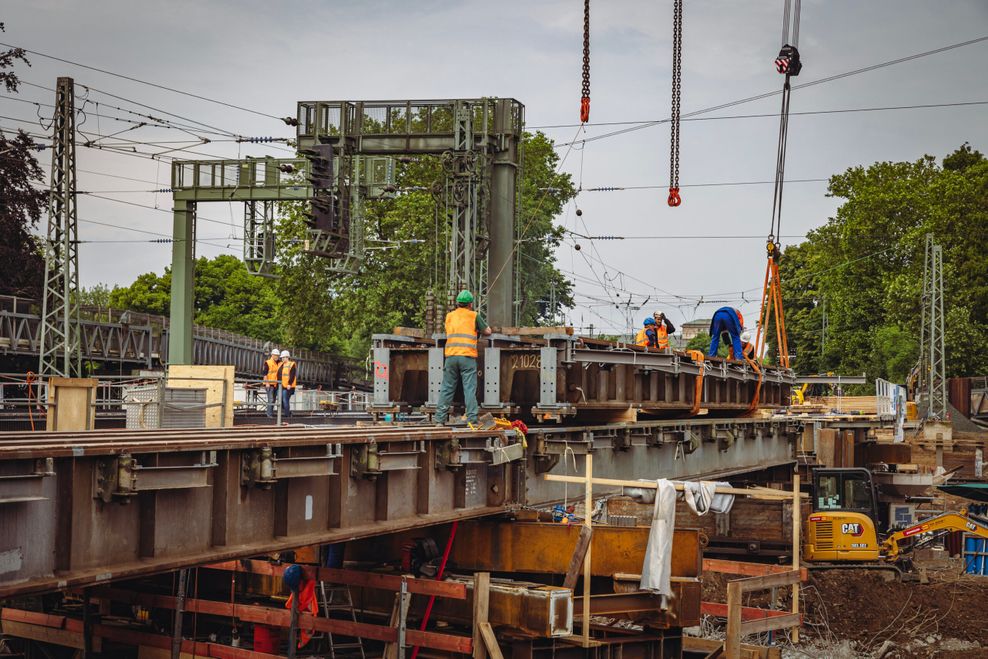 Bauarbeiter waren am Mittwochvormittag damit beschäftigt, die neuen Hilfsbrücken zu montieren.