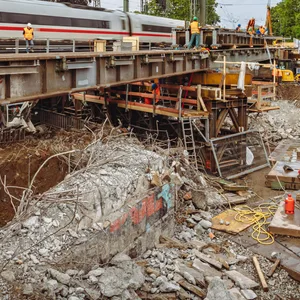 An den Eisenbahnbrücken „Ferdinandstor“ und „An der Alster“ werden die neuen Brückenteile eingehoben.