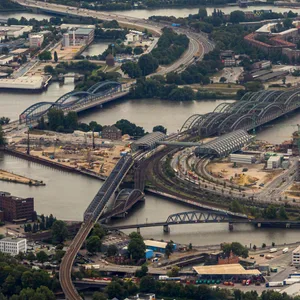 Elf neue Elbbrücken will Hamburg bis 2040 bauen – unter anderem werden die Norderelbbrücken sechsgleisig ausgebaut.