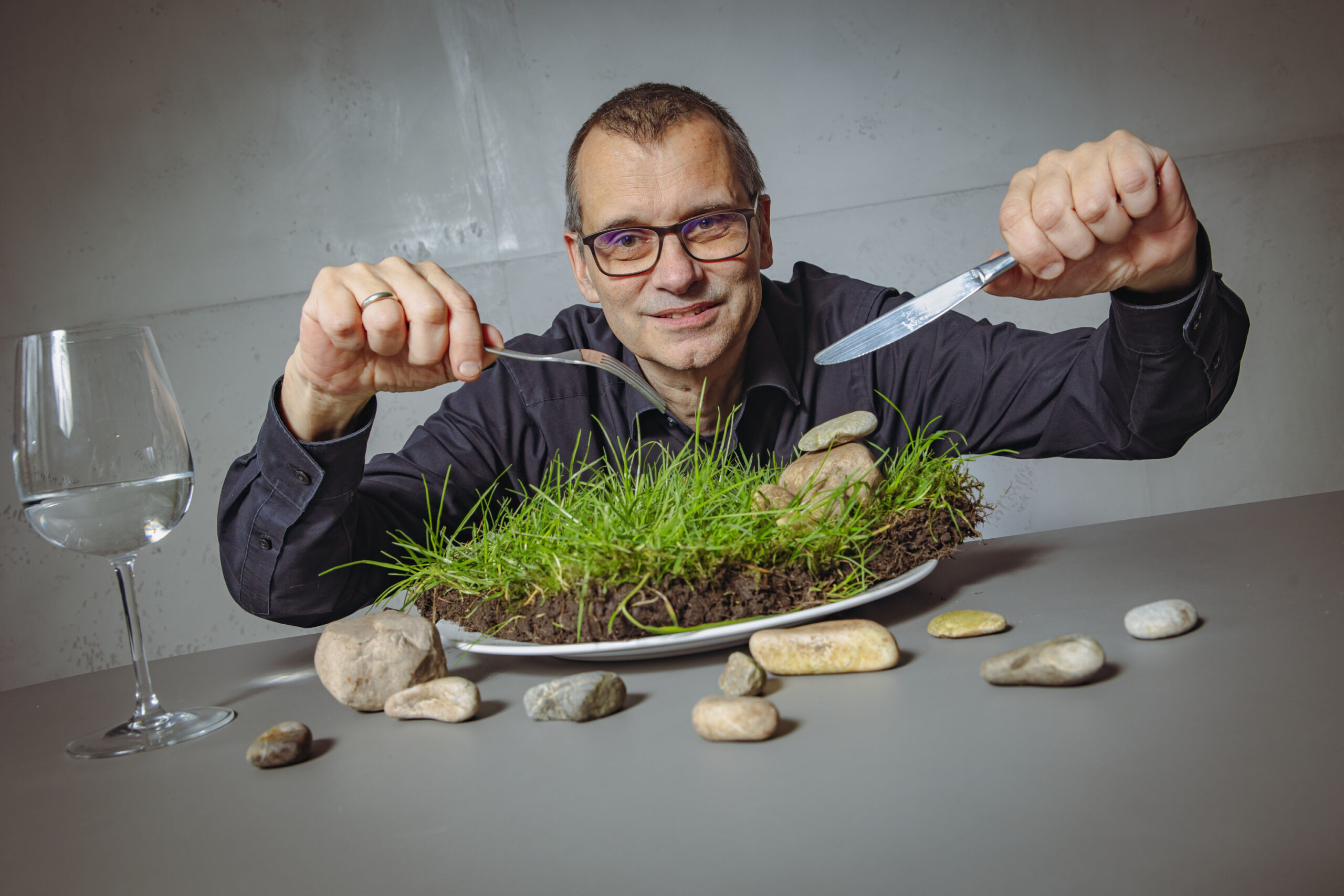 MOPO-Autor Frank Wieding (58) isst seit mehr als 40 Jahren kein Fleisch. Gras und Steine musste er trotzdem noch nie essen.