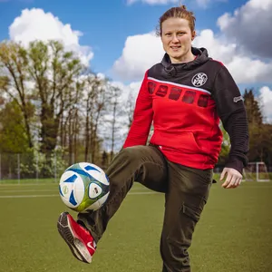 Fußballerin Anna Hepfer jongliert mit dem Ball