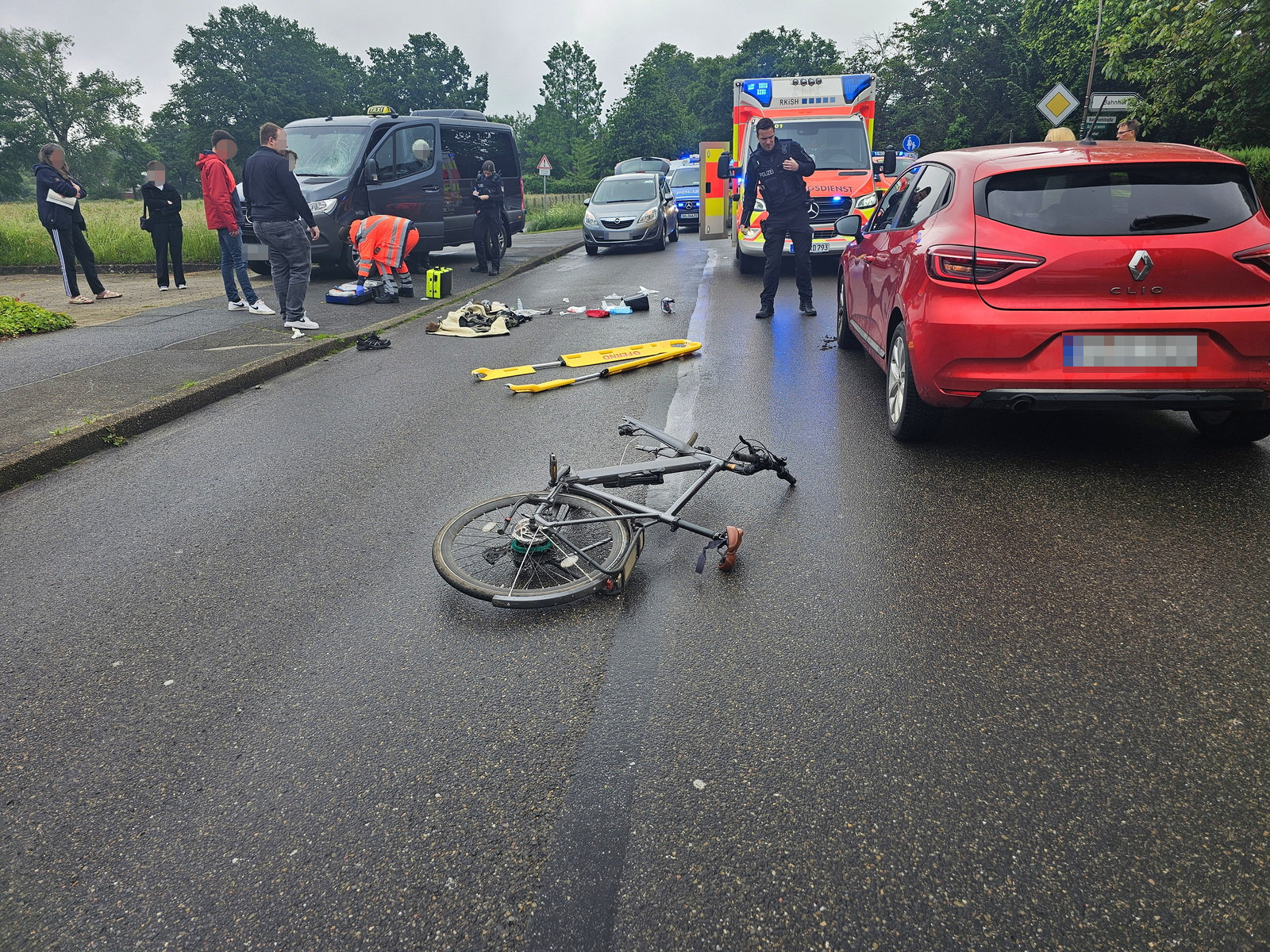 Ein Radfahrer wurde am Freitagmorgen in Prisdorf von einem Taxi angefahren und lebensgefährlich verletzt.