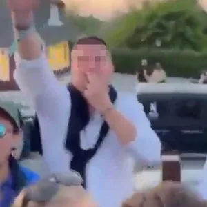 Mann hebt Arm zum Hitlergruß