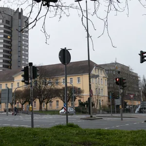 Ein leere Kreuzung ist vor dem Neuen Rathaus mit Amtshaus.