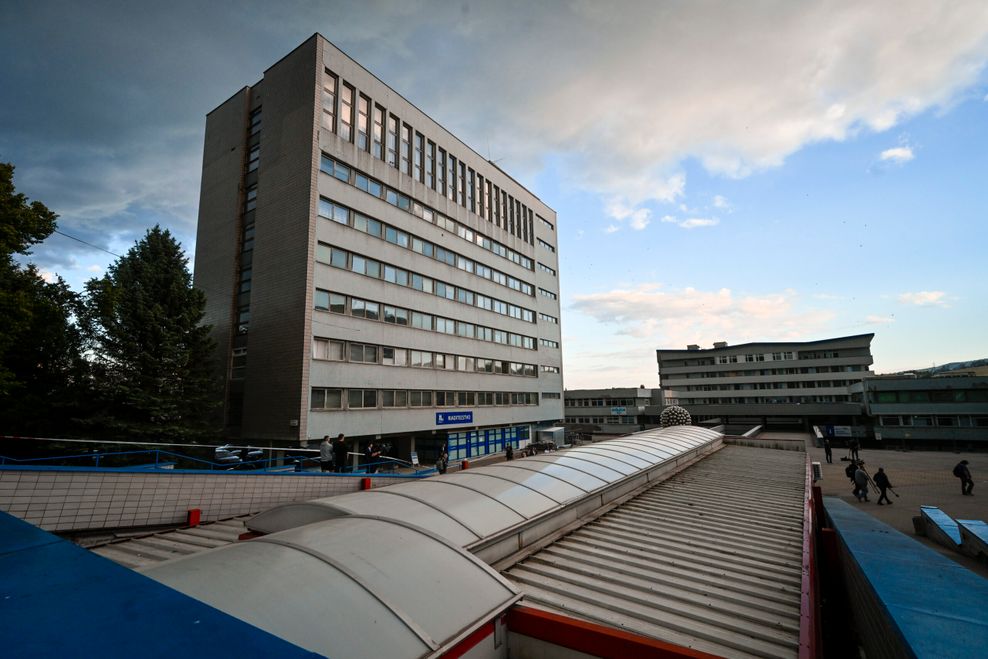 Ein Nachrichtenteam steht vor dem F. D. Roosevelt Universitätskrankenhaus, in dem der lebensgefährlich verletzte Ministerpräsident Fico behandelt wird. 