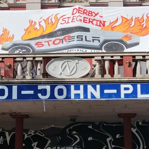 Dieses Tesla-kritische Transparant hing nicht lange an der Fassade der Roten Flora im Hamburger Schanzenviertel.