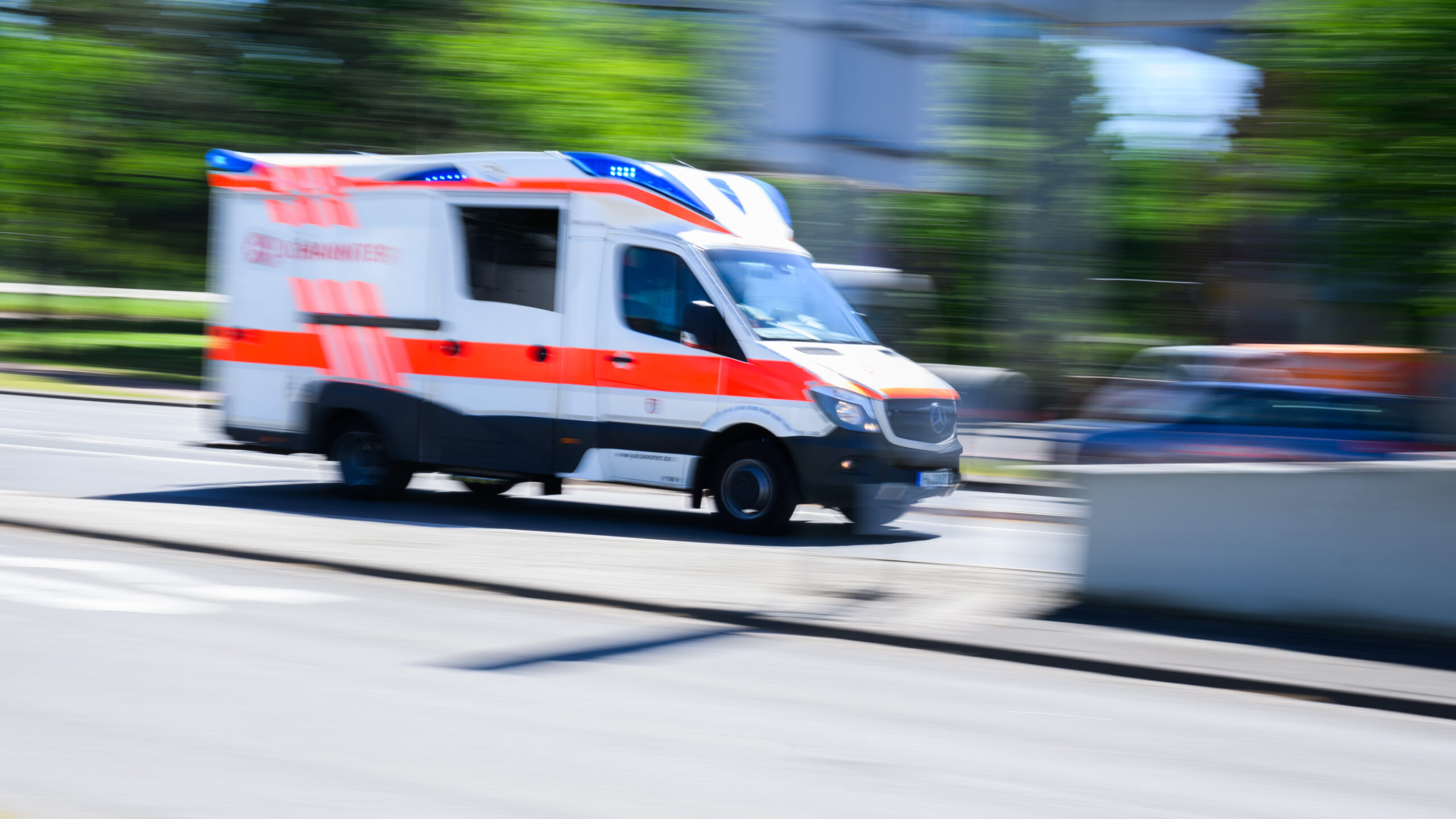 Rettungswagen im Einsatz (Symbolbild).