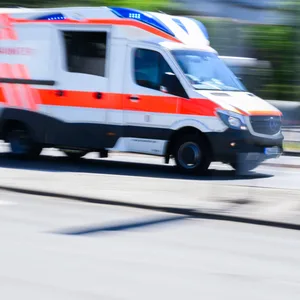 Rettungswagen im Einsatz (Symbolbild).
