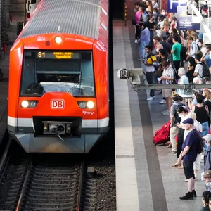 Fahrgäste warten am Hamburger Hauptbahnhof auf die S-Bahn (Symbolbild).