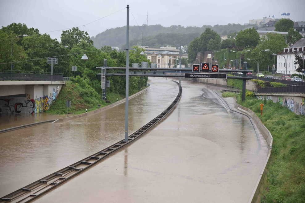 Auf der gesperrten Autobahn 620 in Saarbrücken steht das Wasser.