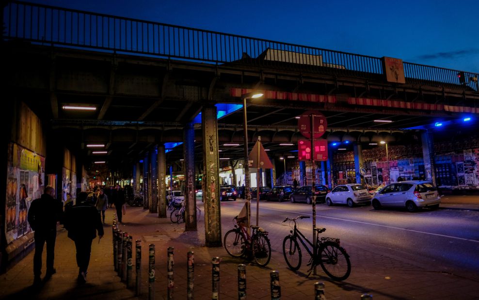 Die Brücke über die Schanzenstraße in Hamburg.