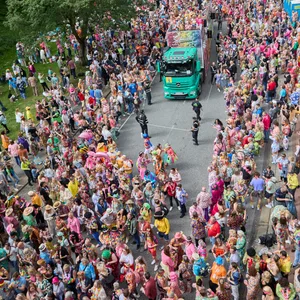 400.000 Menschen feierten am 25. Mai ausgelassen auf dem Schlagermove. Am Rande sollen einzelne Teilnehmer Nazi-Parolen gegrölt haben.