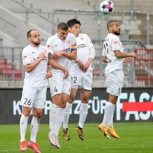 Benatelli, Ziereis, Miyaichi und Kyereh (von links) veruschen, einen Schuss zu blocken.