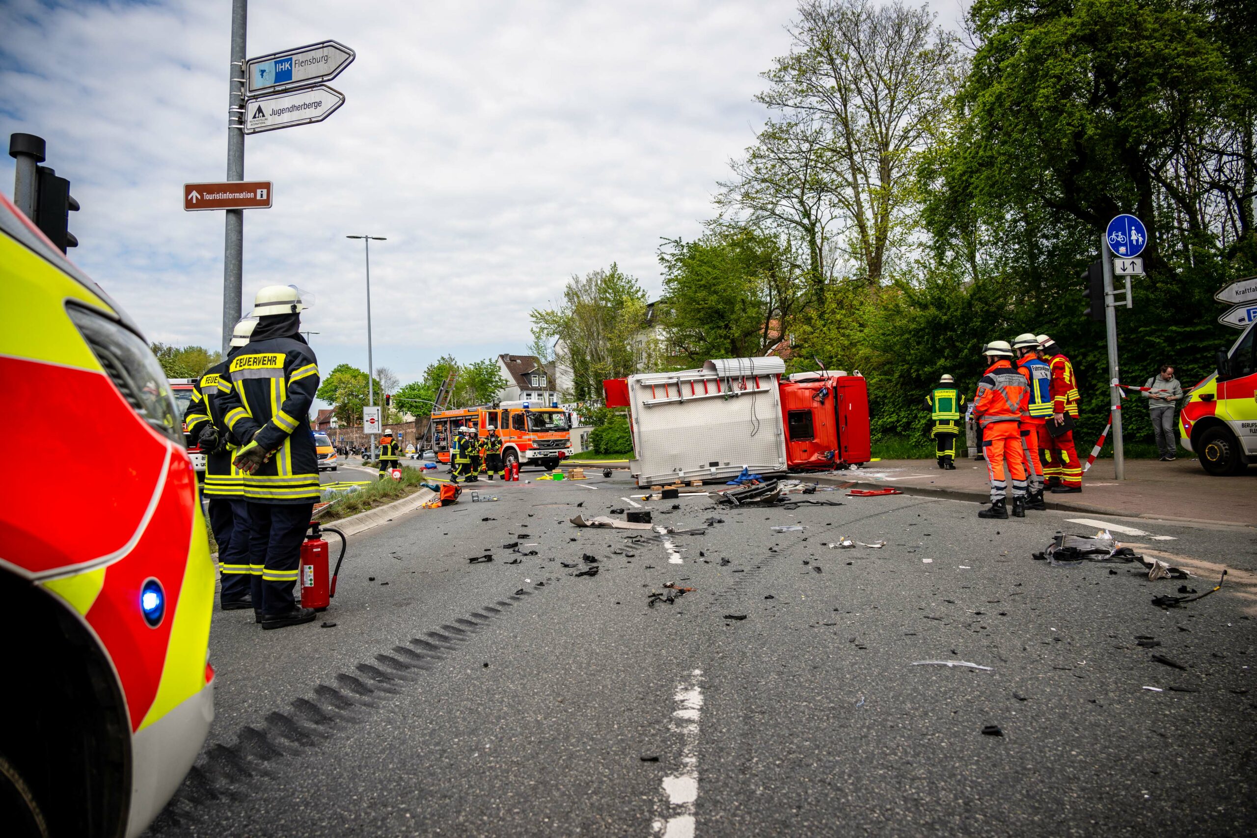 Das verunglückte Feuerwehrauto hinterließ eine Schneise der Verwüstung.