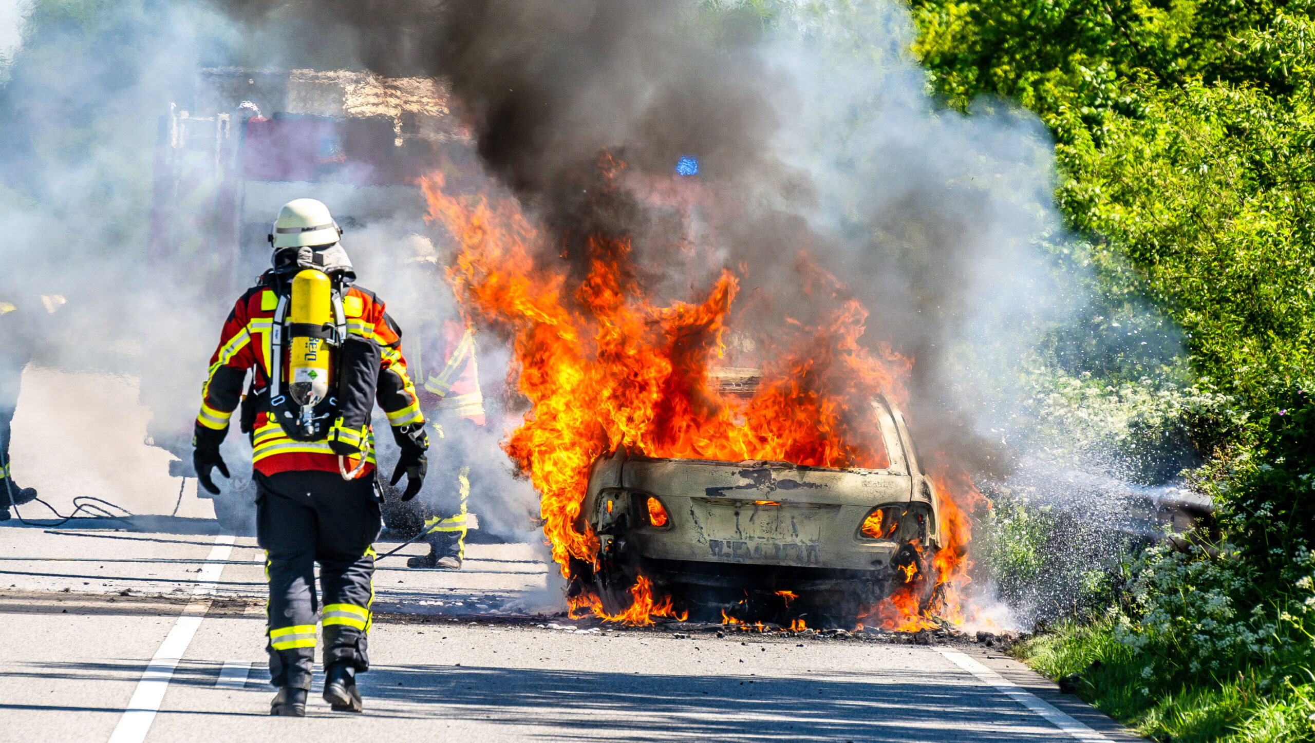 Der Mercedes brannte auf der B200 vollständig aus.