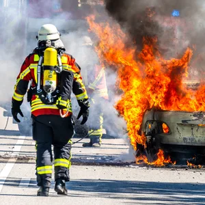 Der Mercedes brannte auf der B200 vollständig aus.