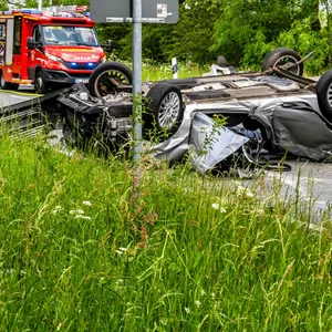 Horror-Unfall auf Landstraße bei Sieverstedt: Vier zum Teil schwer Verletzte – eine Toteim Norden