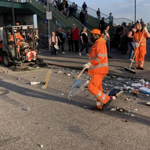 Am Samstagabend begann die Stadtreinigung mit Aufräumarbeiten an den Landungsbrücken.