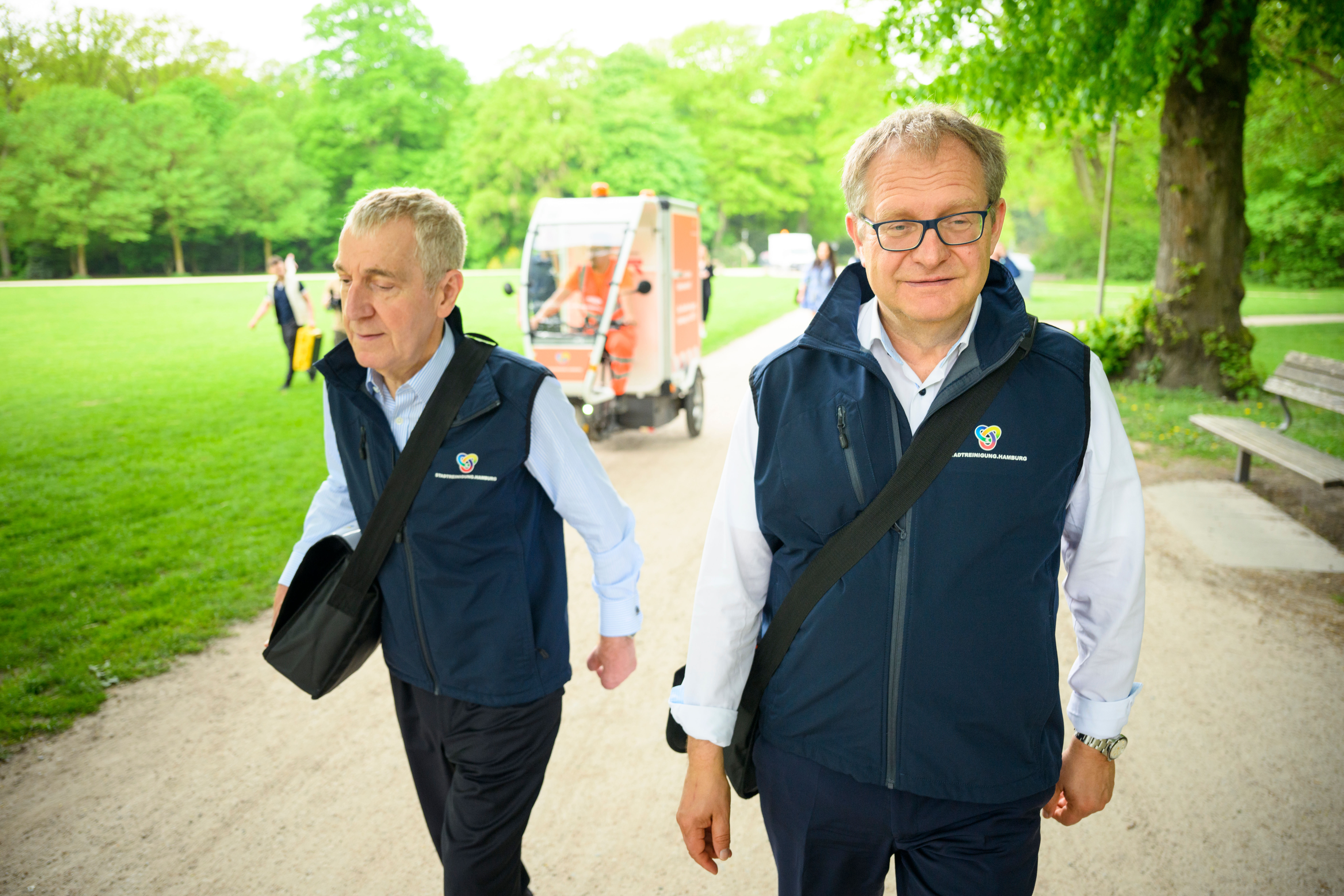 Rüdiger Siechau (l.), Geschäftsführer der Hamburger Stadtreinigung, und Jens Kerstan (Bündnis 90/Die Grünen), Senator für Umwelt und Energie der Freien und Hansestadt Hamburg, sind zum Beginn der „CleanSchnack“-Kampagne der Hamburger Stadtreinigung im Stadtpark unterwegs.