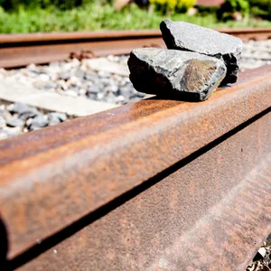 Steine auf Bahnschienen (Symbolbild)