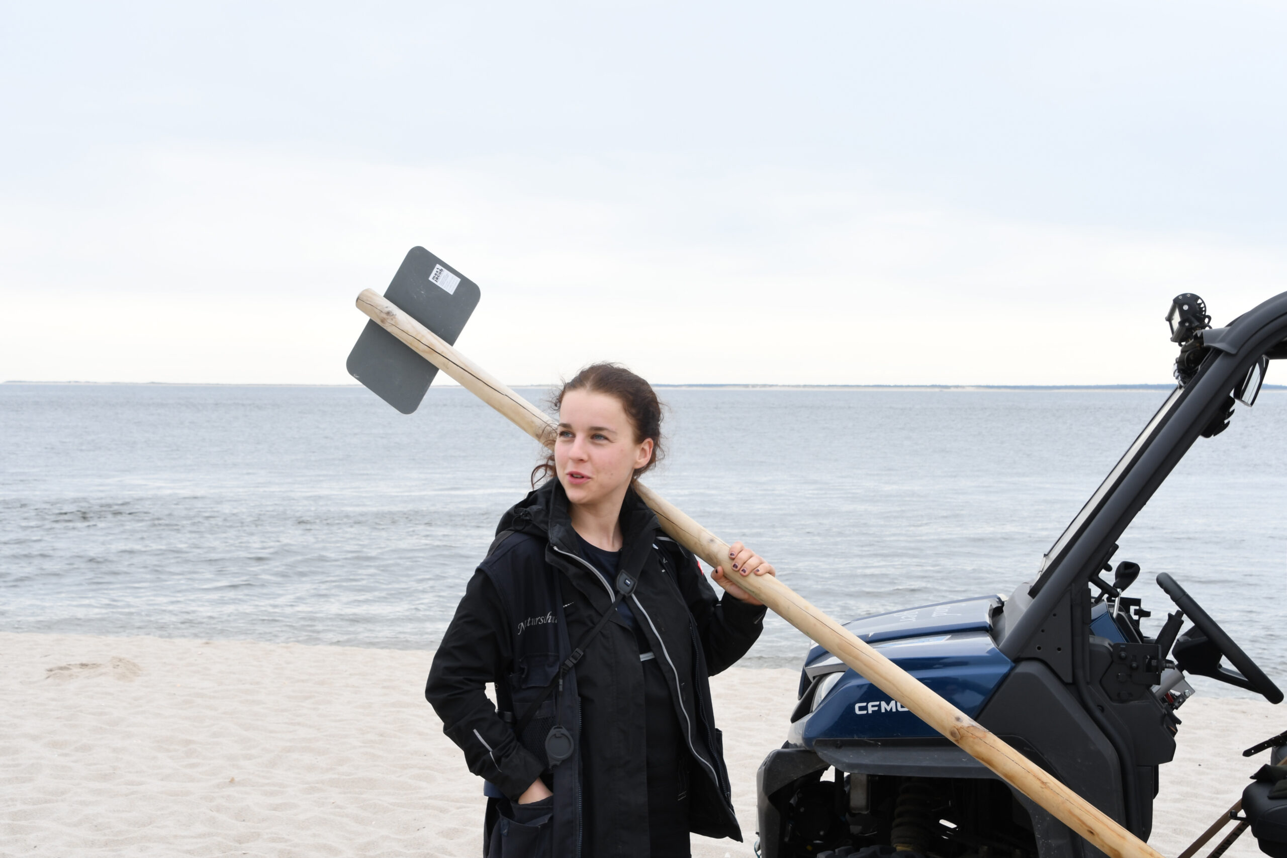 Die Rangerin Stella Kinne am Strand auf Sylt