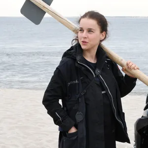 Die Rangerin Stella Kinne am Strand auf Sylt