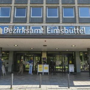 Gebäude mit Aufschrift: Bezirksamt Eimsbüttel