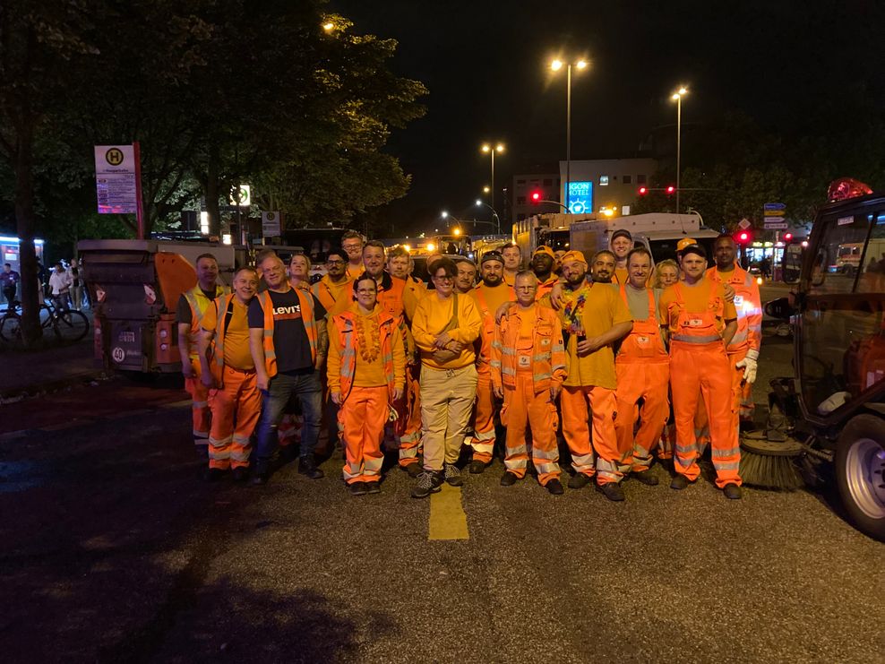 Insgesamt waren 30 Mitarbeiterinnen und Mitarbeiter der Stadtreinigung mit Aufräumarbeiten bis 4 Uhr morgens im Einsatz.