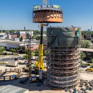 Die „Thermoskanne“ bekommt einen Deckel: Der Wärmespeicher auf der Peute ist fast fertig.