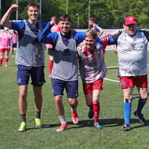 Die HSV-Talente Tjark Hildebrandt und Bilal Yalcinkaya mit dem Handicap-Teams des SV Eichede