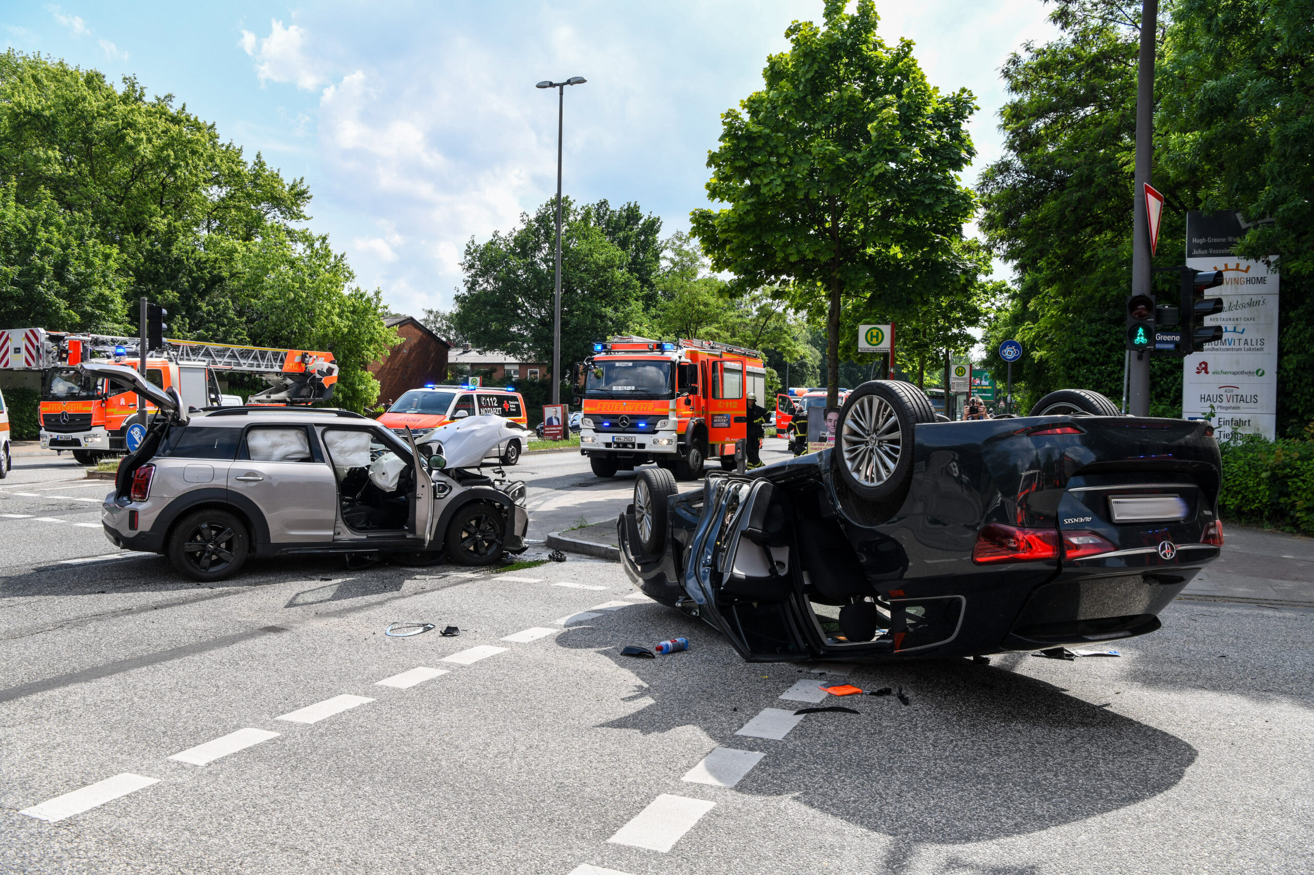 Verkehrsunfall mit drei Verletzten in Lokstedt – Stau in alle Richtungen