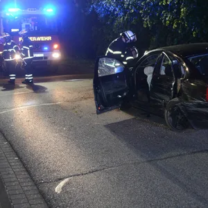 Zwei Männer wurden verletzt, als der Passat in einer leichten Kurve von der Straße abkam und sich überschlug.