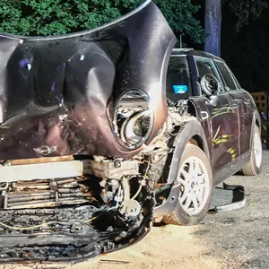 Der völlig zerstörte Mini nach dem Unfall in Öjendorf.
