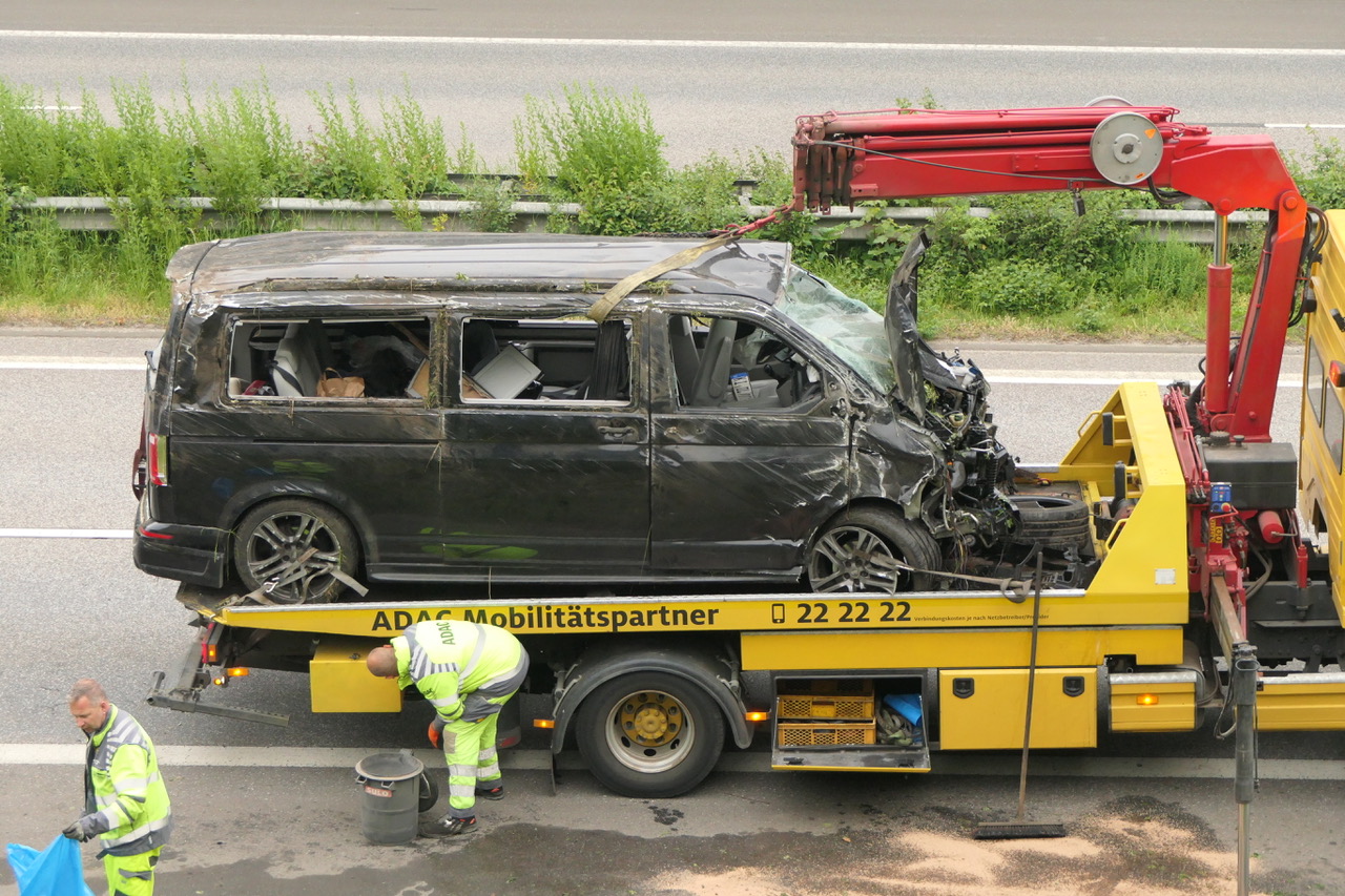 Acht Menschen wurden bei dem Unfall verletzt. Das Fahrzeug musste abgeschleppt werden.