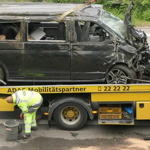 Acht Menschen wurden bei dem Unfall verletzt. Das Fahrzeug musste abgeschleppt werden.