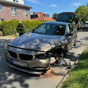 Der am Unfall beteiligte BMW. Der Fahrer musste aus dem Wagen befreit werden.