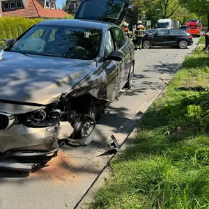 Der am Unfall beteiligte BMW. Der Fahrer musste aus dem Wagen befreit werden.