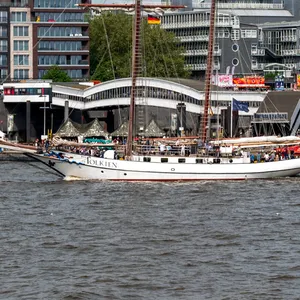 Das Segelschiff Tolkien auf der Elbe
