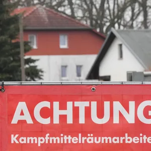 Ein Schild warnt vor einer Bombenentschärfung